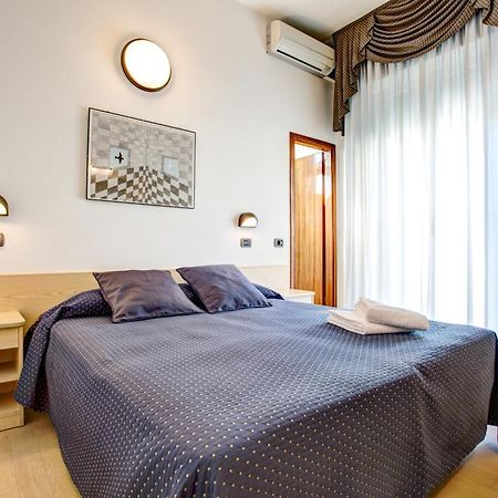 Hotel Villa Dei Gerani リミニ エクステリア 写真