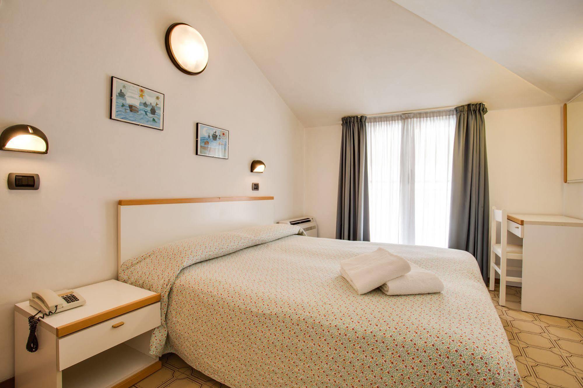 Hotel Villa Dei Gerani リミニ エクステリア 写真